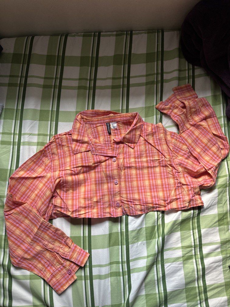 H&M cropped long sleeves (Category: Longsleeves) located in Pasig City. Submitted by kaelsy (Listing ID 1469216695, Image 1). Description: .