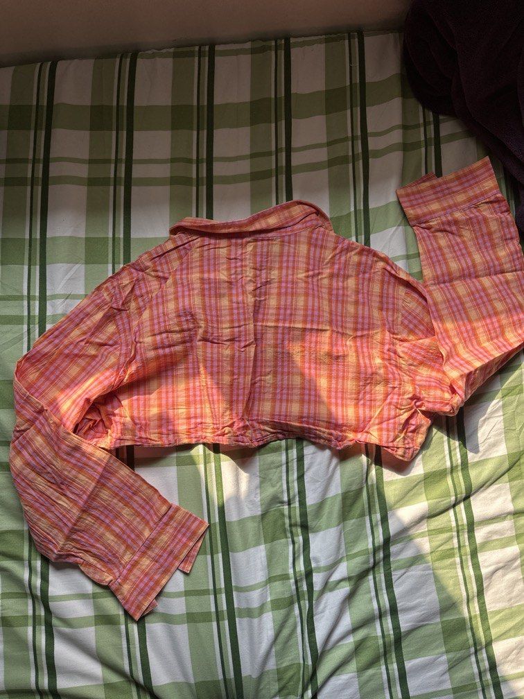 H&M cropped long sleeves (Category: Longsleeves) located in Pasig City. Submitted by kaelsy (Listing ID 1469216695, Image 3). Description: .