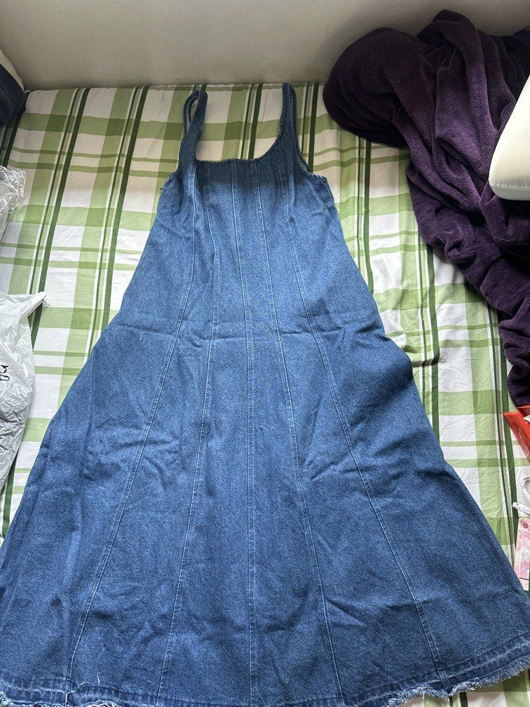 H&M Denim Dress (Category: Dresses) located in Pasig City. Submitted by kaelsy (Listing ID 1469195536, Image 1). Description: With zipper at the side Raw edge at the bottom.