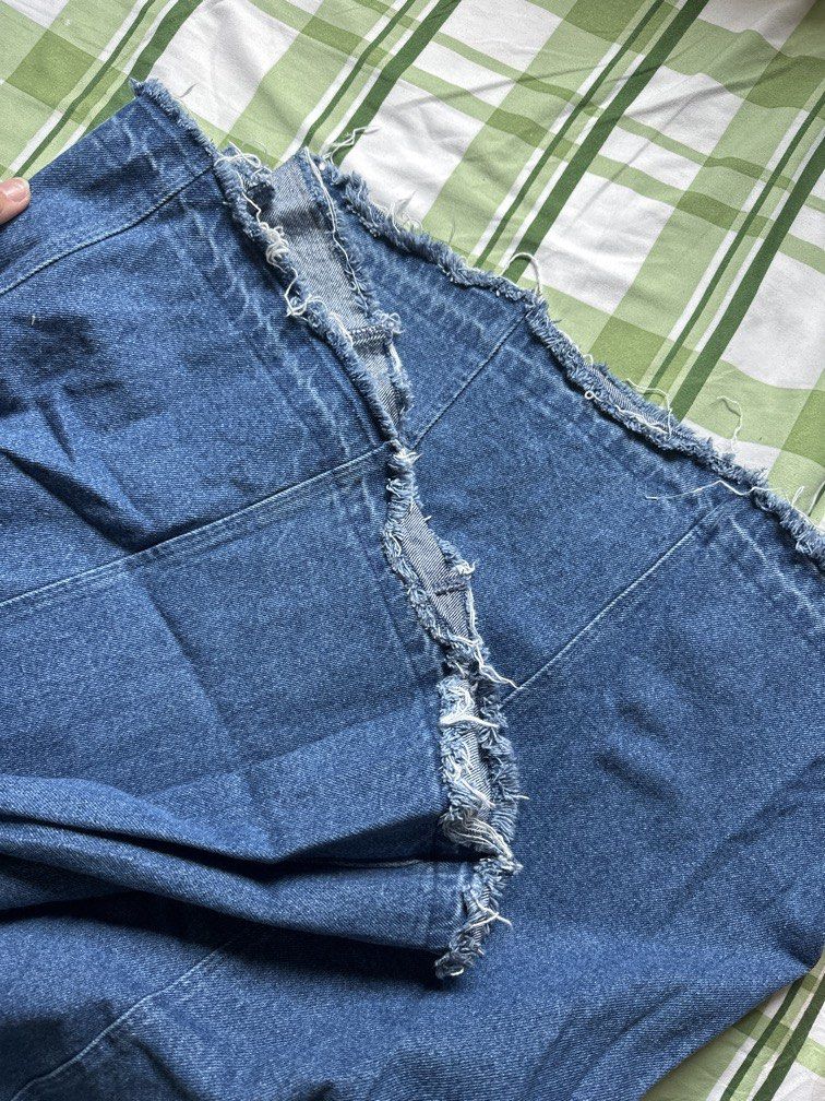 H&M Denim Dress (Category: Dresses) located in Pasig City. Submitted by kaelsy (Listing ID 1469195536, Image 3). Description: With zipper at the side Raw edge at the bottom.