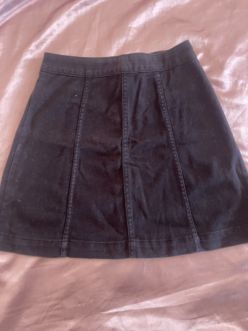 H&M Divided Black Denim Skirt (Category: Skirts) located in Manila. Submitted by lovedbymidge (Listing ID 1469308014, Image 2). Description: 🩷 for xxs-xs girlies 🚚 lalamove or grab express (sf shouldered by the buyer) - Brand: H&M Divided - Style: Black denim mini skirt with classic A-line cut and panel detailing - Closure: Button-front with sleek matte black hardware - Material: 100% cotton - Size: EUR 32 / US 0 / CN 155/60A - Condition: Great