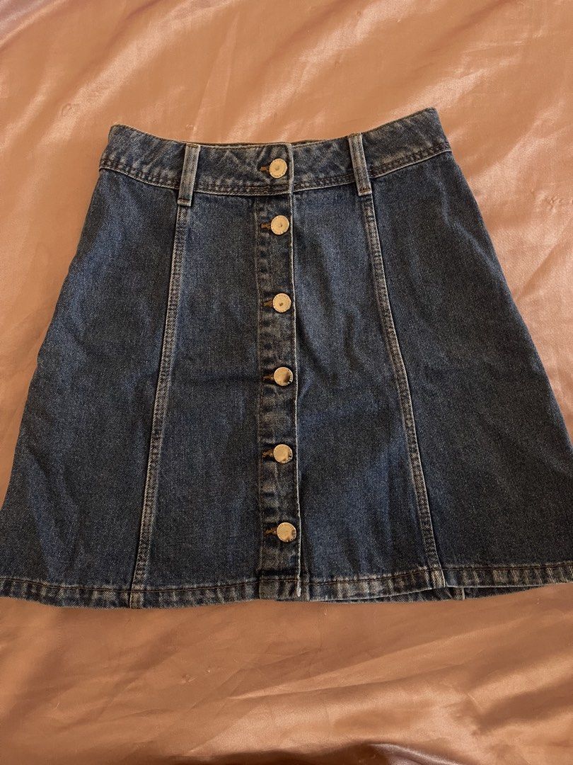 H&M Divided Denim Skirt (Category: Skirts) located in Manila. Submitted by lovedbymidge (Listing ID 1469308131, Image 1). Description: 🩷 for xxs-xs girlies 🚚 lalamove or grab express (sf shouldered by the buyer) - Brand: H&M Divided - Item: Blue denim skirt - Size: EUR 32 / US 0 - Material: 100% cotton - Features: Front button-down metal closure, A-line shape with panel detailing, and belt loops - Origin: Made in Bangladesh - Condition: Great p