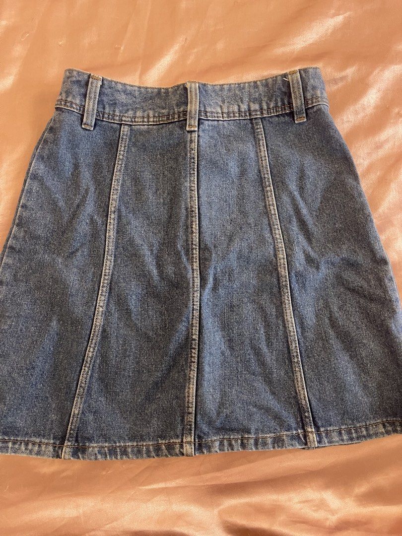 H&M Divided Denim Skirt (Category: Skirts) located in Manila. Submitted by lovedbymidge (Listing ID 1469308131, Image 2). Description: 🩷 for xxs-xs girlies 🚚 lalamove or grab express (sf shouldered by the buyer) - Brand: H&M Divided - Item: Blue denim skirt - Size: EUR 32 / US 0 - Material: 100% cotton - Features: Front button-down metal closure, A-line shape with panel detailing, and belt loops - Origin: Made in Bangladesh - Condition: Great p