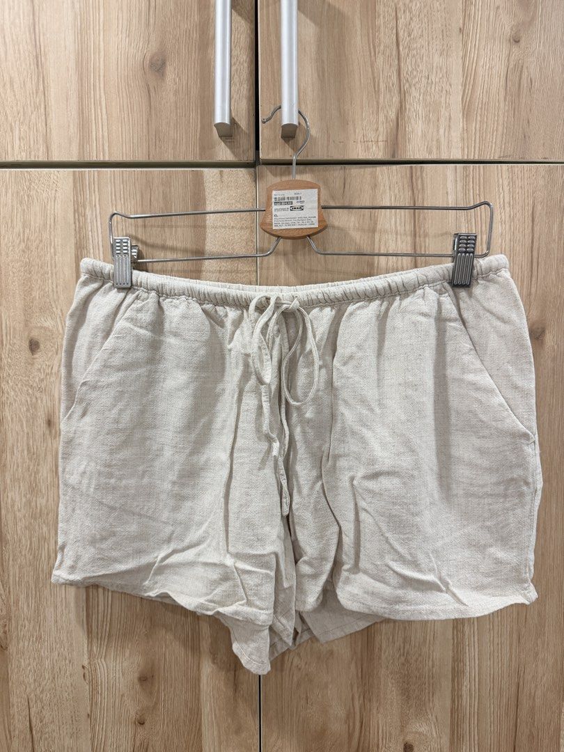 H&M Divided Linen Blend Drawstring Shorts Beige Medium Medium (Category: Shorts) located in Quezon City. Submitted by bonkee_declutters (Listing ID 1469232215, Image 2). Description: - Brand: H&M Divided - Size: M (CN 165/80A) but can fit large - Color: Beige - Material: 76% viscose, 24% linen (Shell); 80% polyester, 20% cotton (Pocket lining) - Fit: Comfortable, ideal for casual daily wear - Features: Elastic waistband with drawstring closure, f