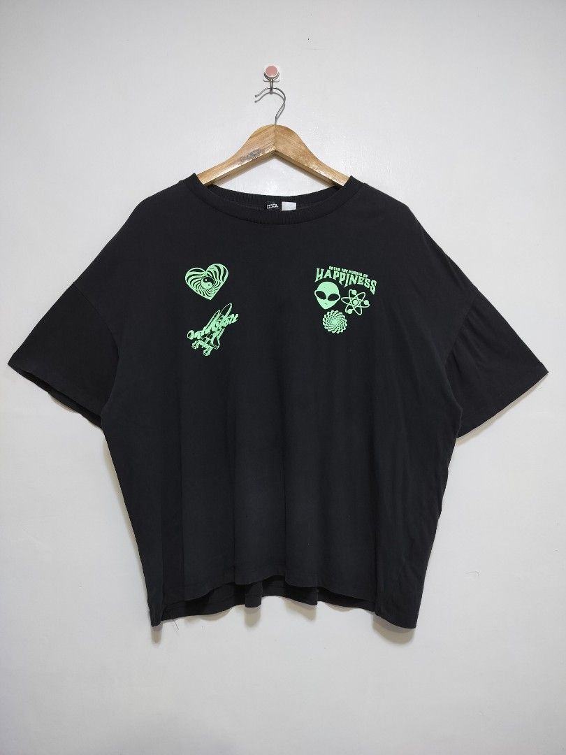 H&M Divided Space Graphic T-Shirt (Category: Shirts) located in Taguig. Submitted by thriftybounce (Listing ID 1469171545, Image 1). Description: Fit : M-XL Width : 24 Length : 24 Color Rate : 9.5/10 Issue : None.