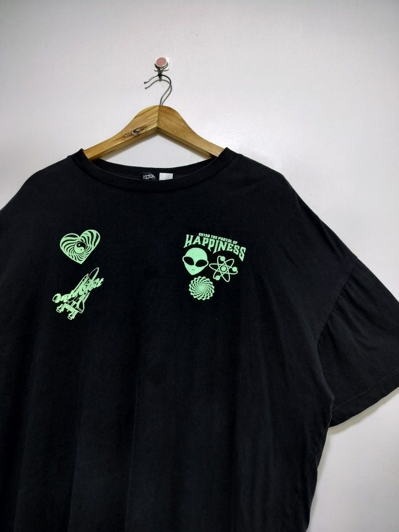 H&M Divided Space Graphic T-Shirt (Category: Shirts) located in Taguig. Submitted by thriftybounce (Listing ID 1469171545, Image 2). Description: Fit : M-XL Width : 24 Length : 24 Color Rate : 9.5/10 Issue : None.
