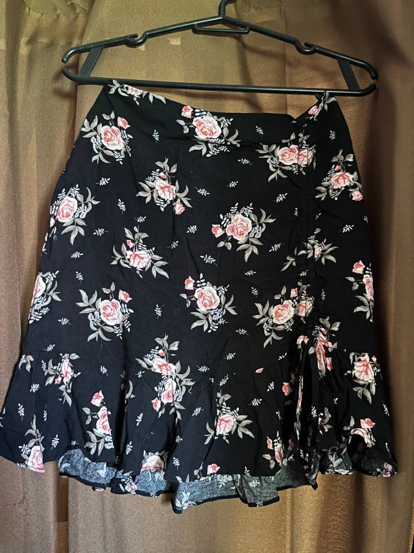 H&M Drawstring Floral Mini Skirt (Category: Skirts) located in Bulacan. Submitted by florasinta (Listing ID 1469237114, Image 2). Description: .