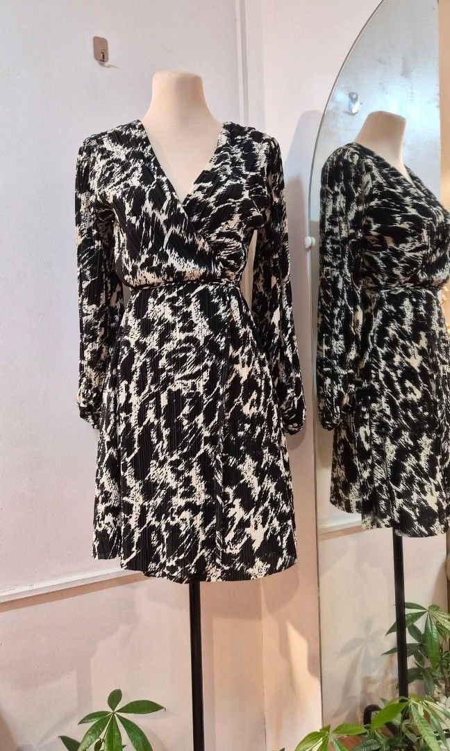 H&m Dress (Category: Dresses) located in San Andres. Submitted by helpmedeclutter08 (Listing ID 1469350925, Image 1). Description: Small on tag. Can fit up to semi medium. Super nice in actual..