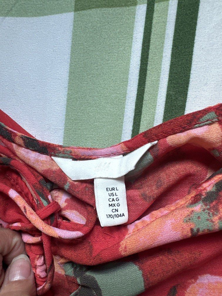 H&M Floral blouse (Category: Blouses) located in Pasig City. Submitted by kaelsy (Listing ID 1469210890, Image 3). Description: With tie front detail Working zipper at the side .