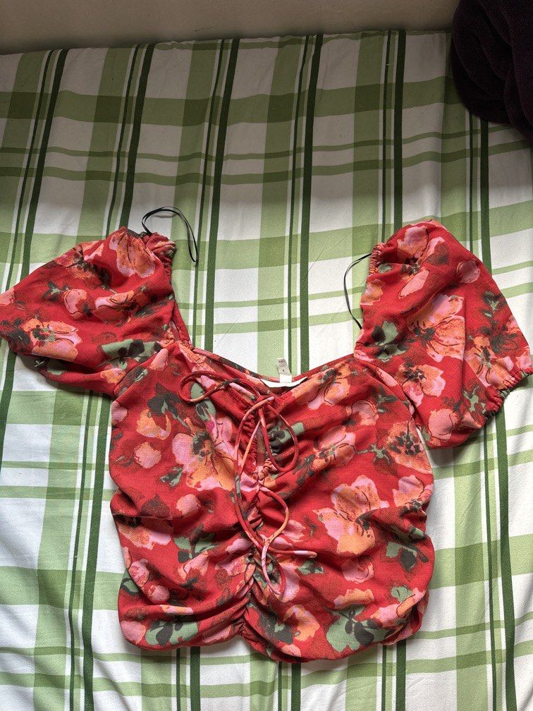 H&M Floral blouse (Category: Blouses) located in Pasig City. Submitted by kaelsy (Listing ID 1469210890, Image 1). Description: With tie front detail Working zipper at the side .