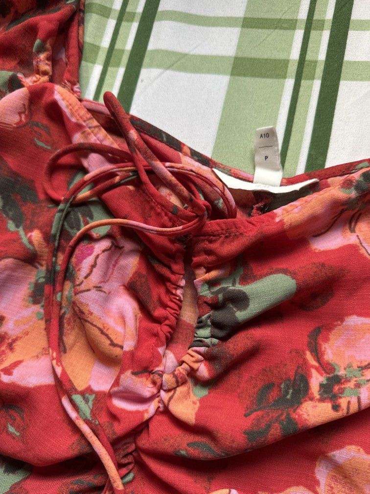 H&M Floral blouse (Category: Blouses) located in Pasig City. Submitted by kaelsy (Listing ID 1469210890, Image 2). Description: With tie front detail Working zipper at the side .