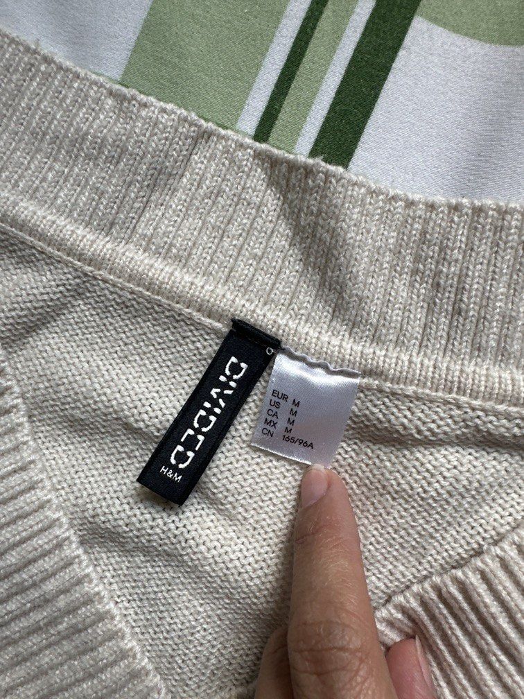H&M knitwear vest (Category: Others Tops) located in Pasig City. Submitted by kaelsy (Listing ID 1469210519, Image 3). Description: .