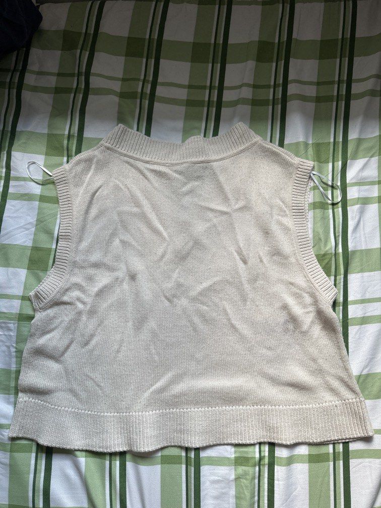 H&M knitwear vest (Category: Others Tops) located in Pasig City. Submitted by kaelsy (Listing ID 1469210519, Image 2). Description: .