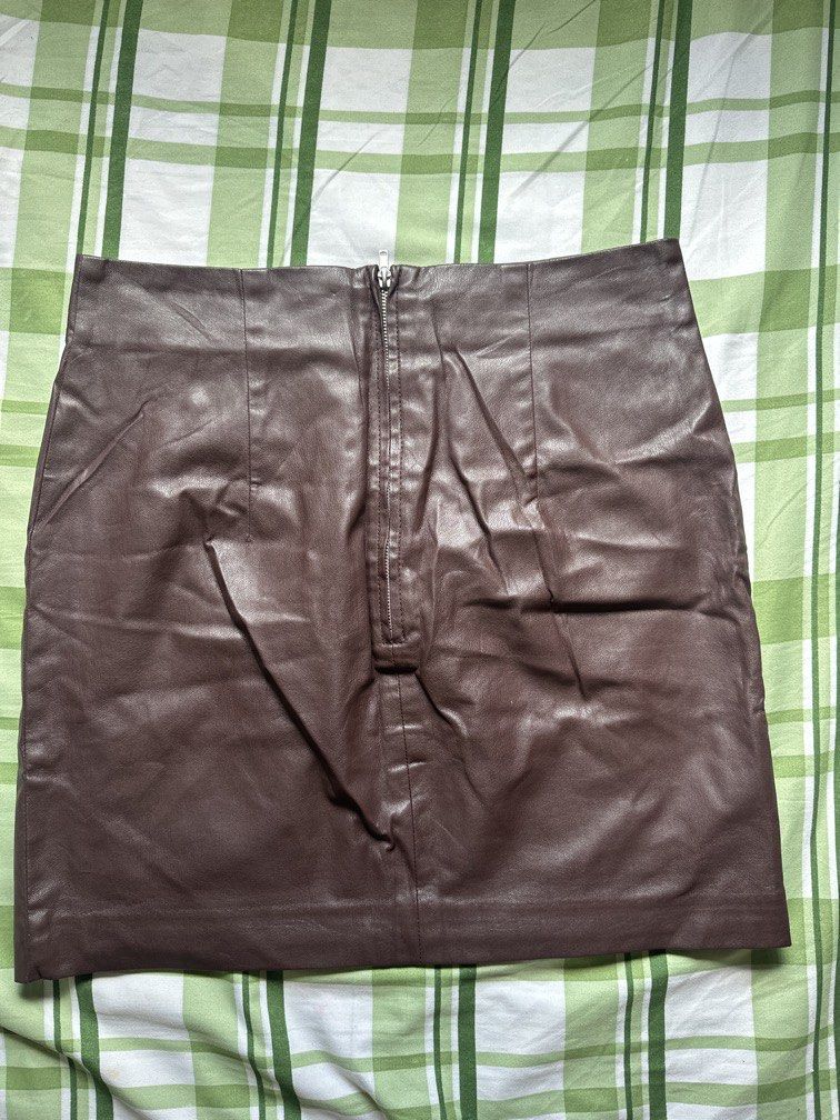 H&M Leather Skirt (Category: Skirts) located in Pasig City. Submitted by kaelsy (Listing ID 1469192909, Image 2). Description: Color: Maroon Size 42 Length 18 inches.
