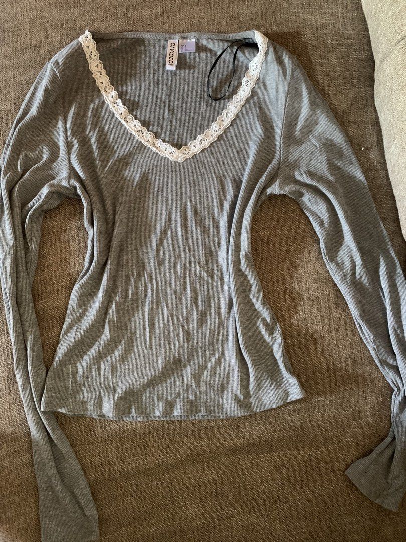 H&M long sleeve (Category: Longsleeves) located in Camalig. Submitted by abyssia (Listing ID 1469183174, Image 1). Description: H&M S Never used.
