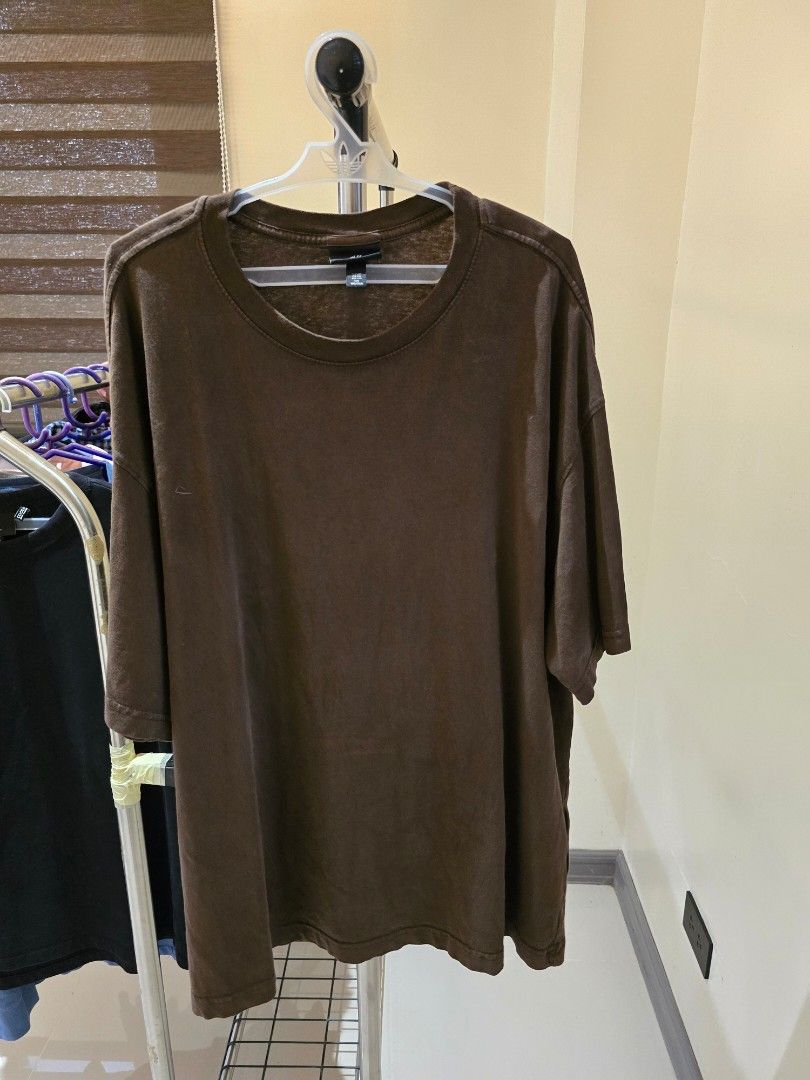 H&M Loose Tee (Category: Tshirts & Polo Shirts ) located in Baguio. Submitted by carinoshawn (Listing ID 1469240152, Image 1). Description: H&M Loose Tee Brown Good condition 23.5x29.