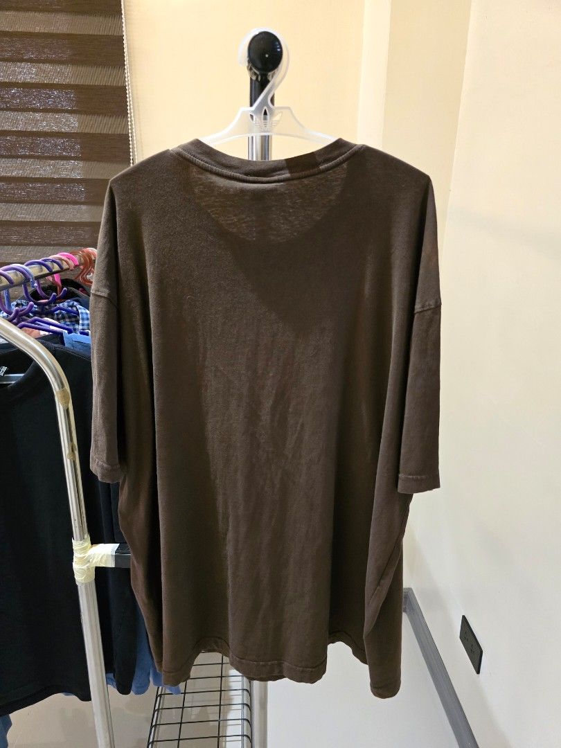 H&M Loose Tee (Category: Tshirts & Polo Shirts ) located in Baguio. Submitted by carinoshawn (Listing ID 1469240152, Image 2). Description: H&M Loose Tee Brown Good condition 23.5x29.