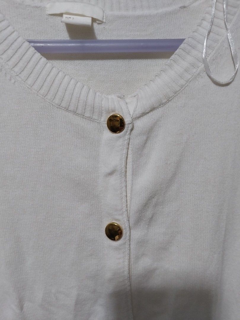 H&M off White Button-Up Knit Cardigan (Category: Coats, Jackets and Outerwear) located in Manila. Submitted by PrinceDani.Clothing (Listing ID 1469200298, Image 3). Description: h&M off white cardigan large 20in width 23in length excellent condition .