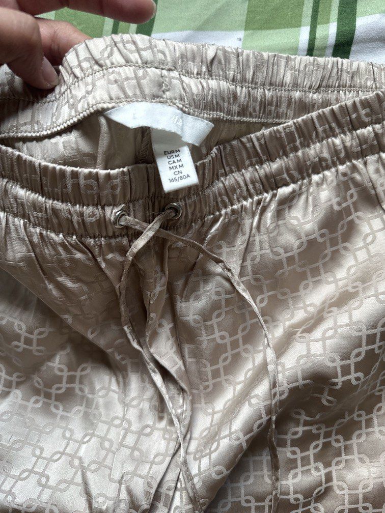 H&M Patterned pants (Category: Other Bottoms) located in Pasig City. Submitted by kaelsy (Listing ID 1469195066, Image 3). Description: .