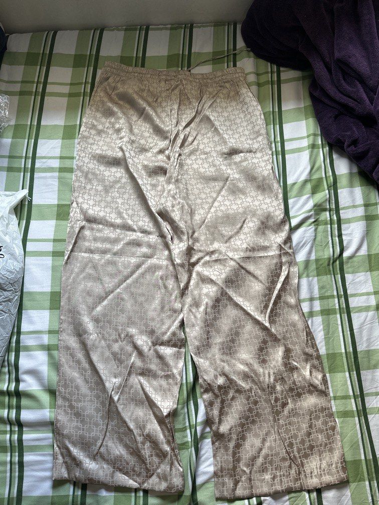 H&M Patterned pants (Category: Other Bottoms) located in Pasig City. Submitted by kaelsy (Listing ID 1469195066, Image 2). Description: .
