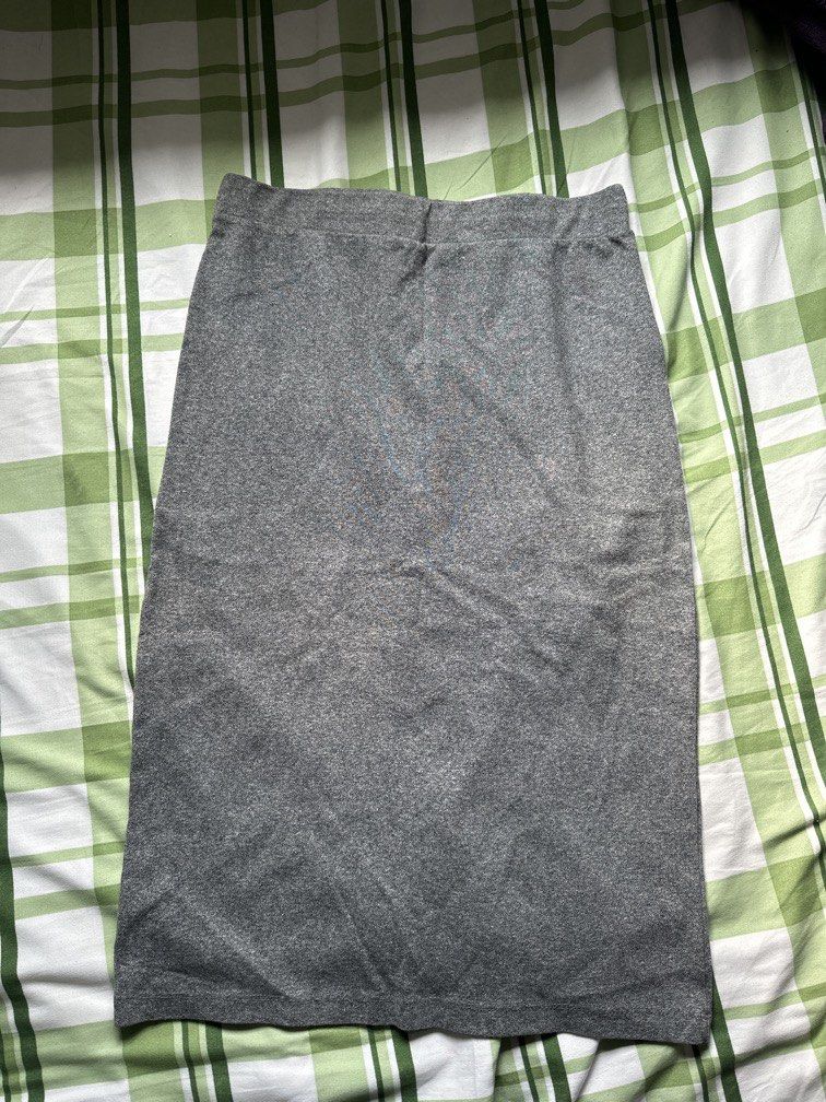 H&M pencil skirt (Category: Skirts) located in Pasig City. Submitted by kaelsy (Listing ID 1469218191, Image 1). Description: Material: Cotton.