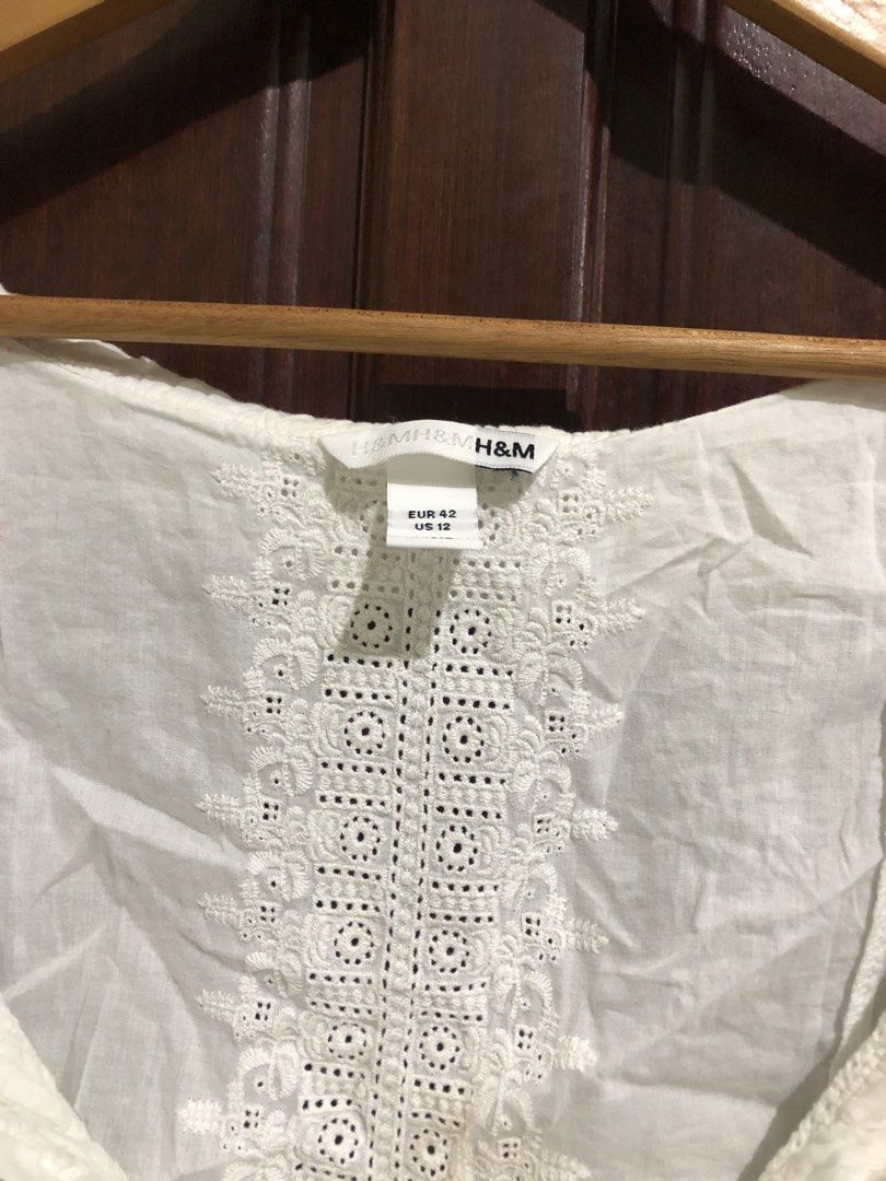 H&M Ruffle-trimmed Top in white (Category: Sleeveless) located in Balanga. Submitted by itsjuliaden07 (Listing ID 1469186782, Image 2). Description: .