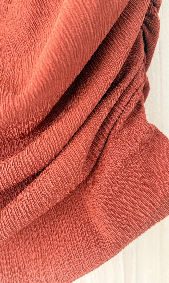 H&M Rust Red Ruched Cami Top (Category: Sleeveless) located in Quezon City. Submitted by oliviablanche (Listing ID 1469239869, Image 3). Description: - Brand: H&M - Size: S - Color: Rust Red - Neckline: Cowl front with thin spaghetti straps - Details: Textured crinkle fabric with heavy side ruching and straight back cut - Styling: Versatile piece, easy to dress up with trousers or keep casual with denim - Condition: Brand new - Mode of Payment: G