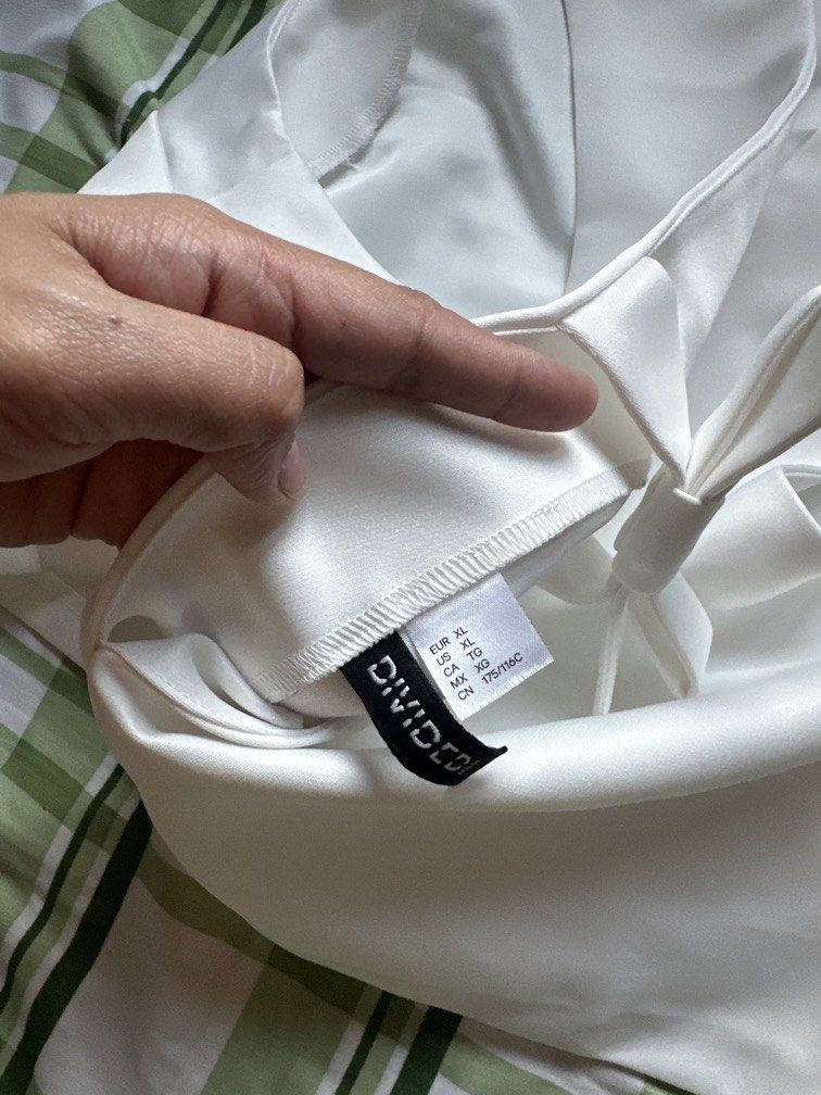 H&M Satin top (Category: Blouses) located in Pasig City. Submitted by kaelsy (Listing ID 1469241129, Image 3). Description: Ribbon detail at the back.