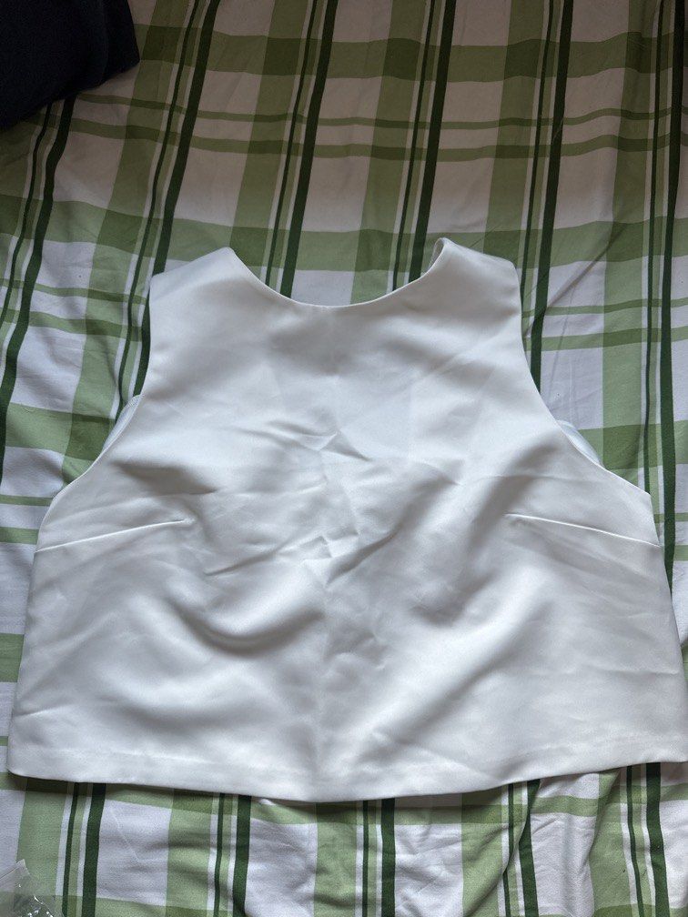 H&M Satin top (Category: Blouses) located in Pasig City. Submitted by kaelsy (Listing ID 1469241129, Image 1). Description: Ribbon detail at the back.