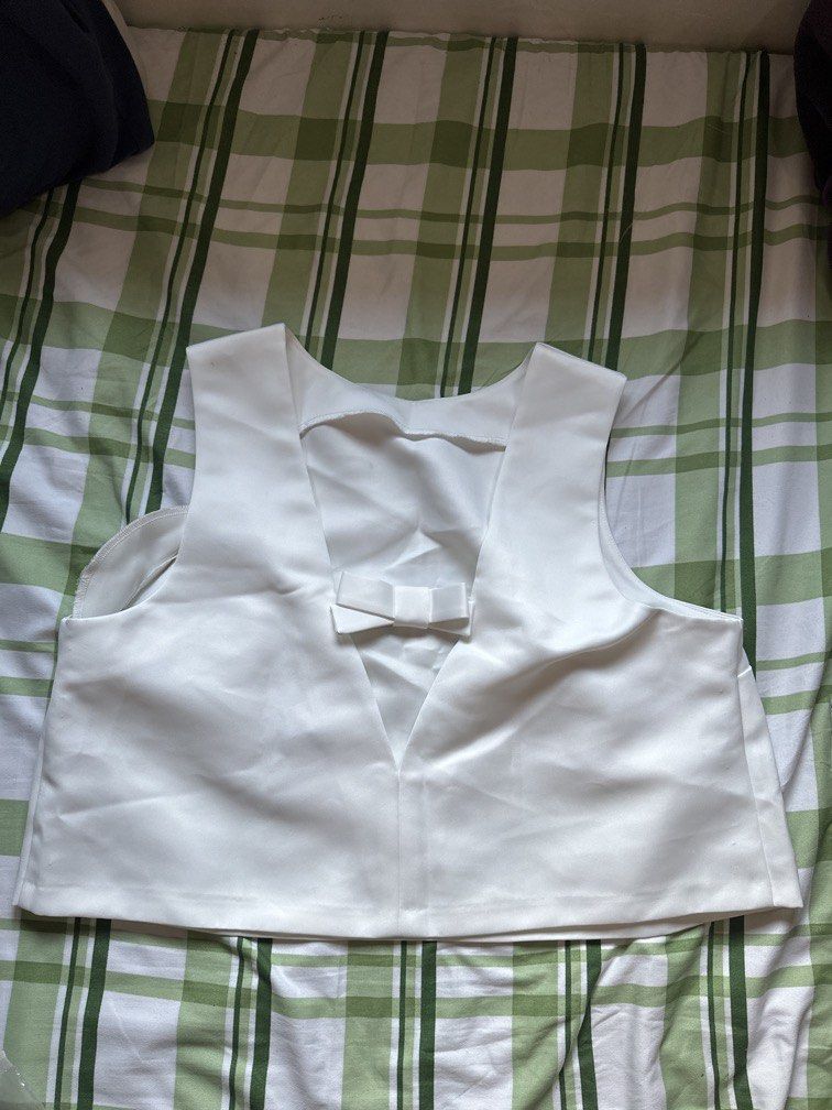 H&M Satin top (Category: Blouses) located in Pasig City. Submitted by kaelsy (Listing ID 1469241129, Image 2). Description: Ribbon detail at the back.