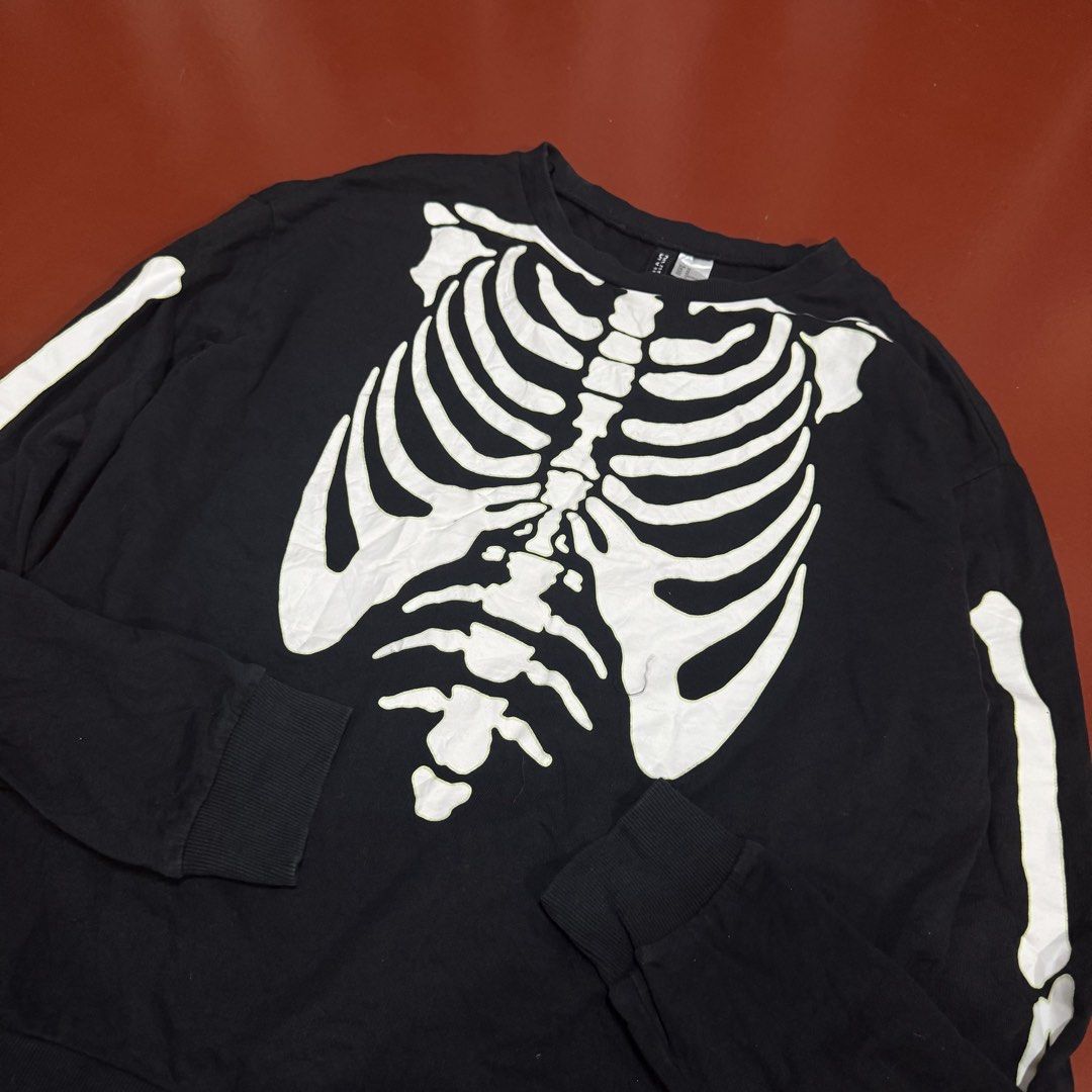 H&M SKULL SWEATSHIRT (Category: Coats, Jackets and Outerwear) located in Pasig City. Submitted by buzzthrifty (Listing ID 1469335855, Image 3). Description: SIZE M-L 21x23 EXCELLENT CONDITION .