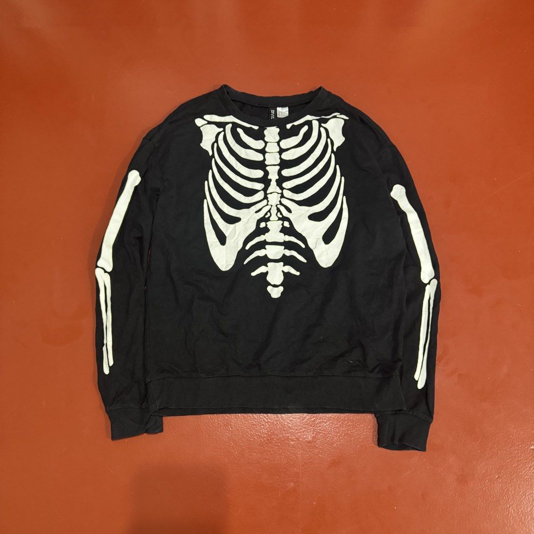 H&M SKULL SWEATSHIRT (Category: Coats, Jackets and Outerwear) located in Pasig City. Submitted by buzzthrifty (Listing ID 1469335855, Image 2). Description: SIZE M-L 21x23 EXCELLENT CONDITION .