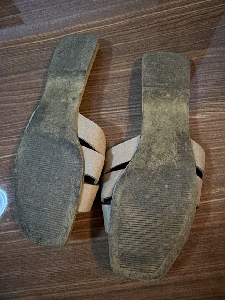 H&M slides (Category: Flats & Sandals) located in Quezon City. Submitted by bloompicks (Listing ID 1469314529, Image 2). Description: Comfy. Buy as is.