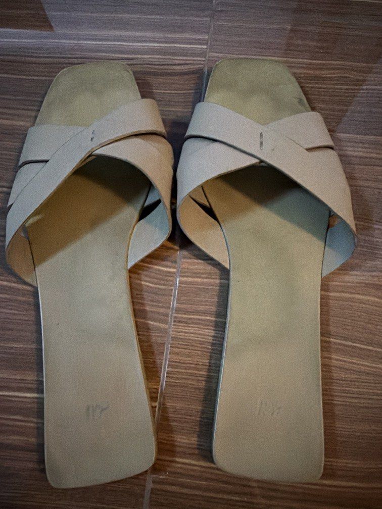 H&M slides (Category: Flats & Sandals) located in Quezon City. Submitted by bloompicks (Listing ID 1469314529, Image 3). Description: Comfy. Buy as is.
