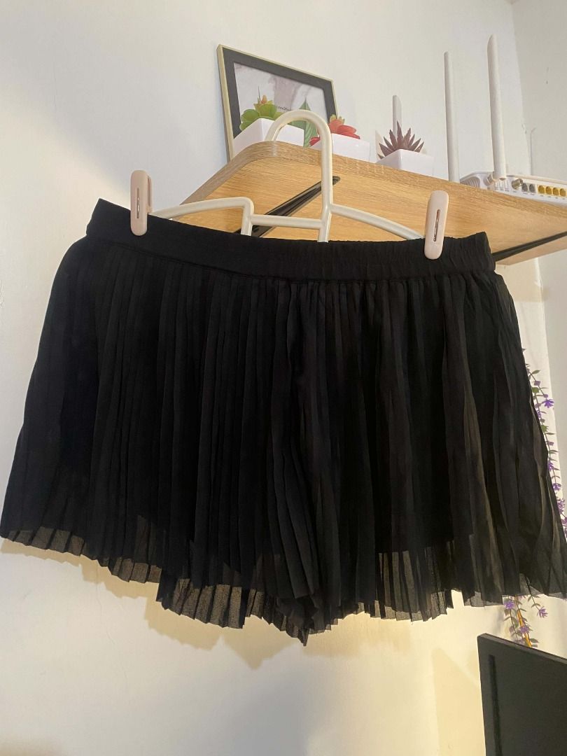 H&M tennis short with inner medium (Category: Shorts) located in Mabalacat. Submitted by fromdarchive (Listing ID 1469274856, Image 2). Description: XS on tag but best fit for medium stretch up to 34 waist.