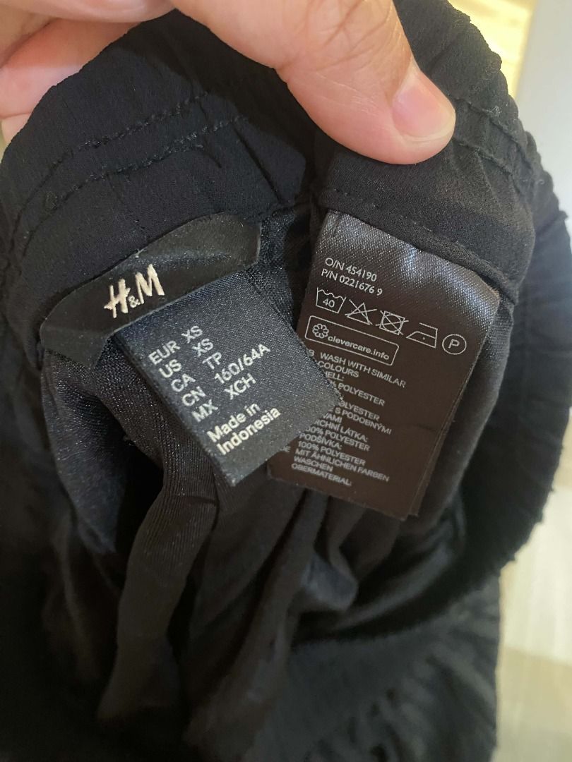 H&M tennis short with inner medium (Category: Shorts) located in Mabalacat. Submitted by fromdarchive (Listing ID 1469274856, Image 3). Description: XS on tag but best fit for medium stretch up to 34 waist.