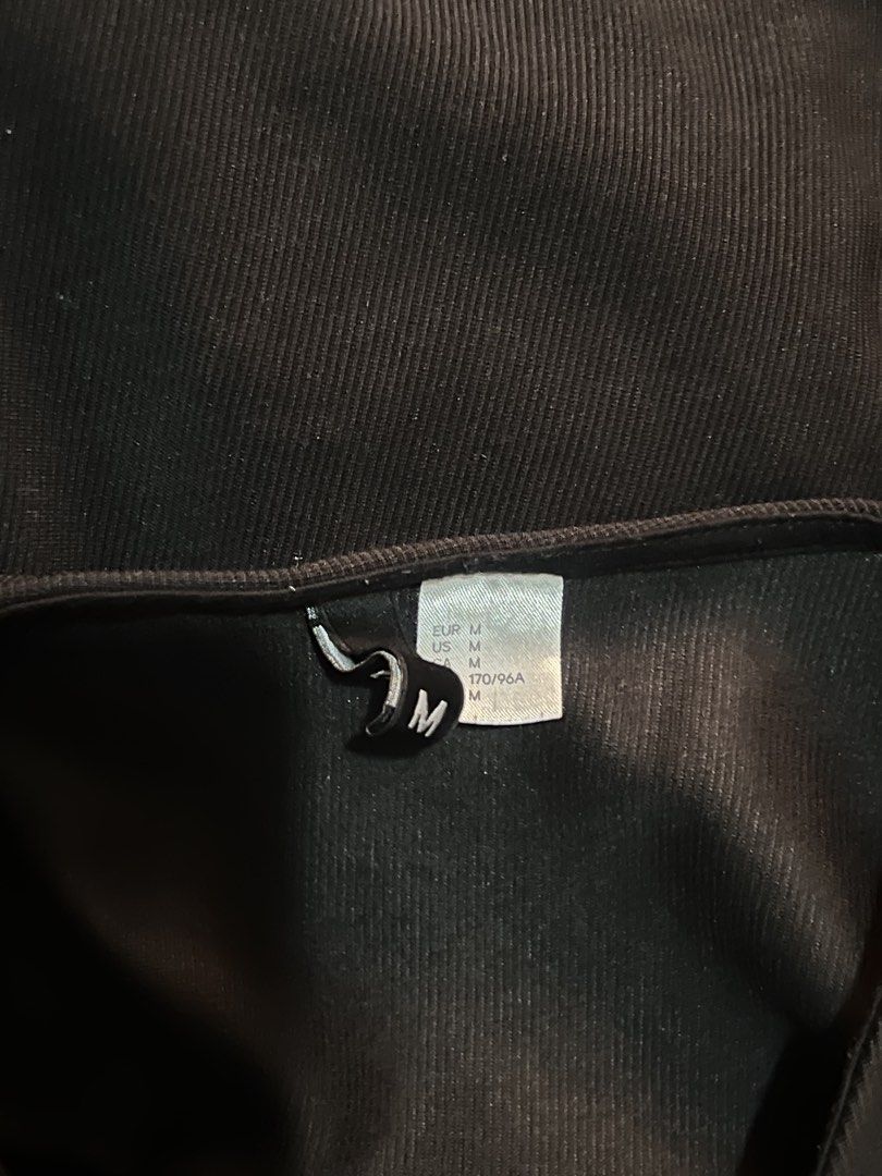 H&M Unisex Black Ring-Pull Zip Front Long Sleeve Cropped Top Jacket - Size Medium (Category: Longsleeves) located in Cainta. Submitted by thrift.reset (Listing ID 1469272439, Image 3). Description: .