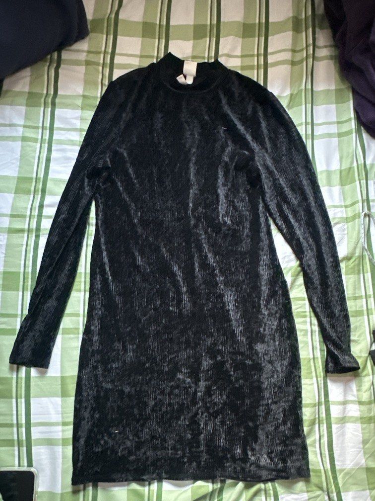 H&M Velour dress (Category: Dresses) located in Pasig City. Submitted by kaelsy (Listing ID 1469242724, Image 1). Description: Mock neck type Long sleeved.