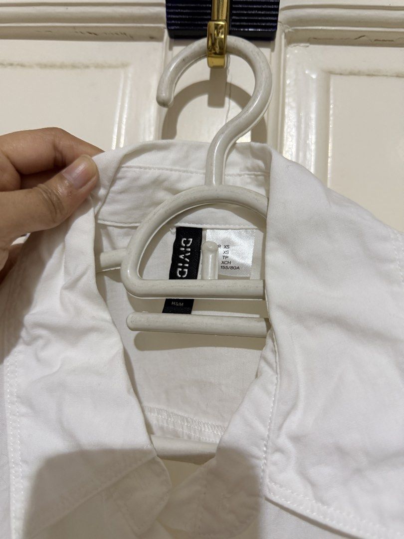H&M White Cropped Long Sleeve (Category: Longsleeves) located in Marikina City. Submitted by louvy.r (Listing ID 1469377143, Image 2). Description: .