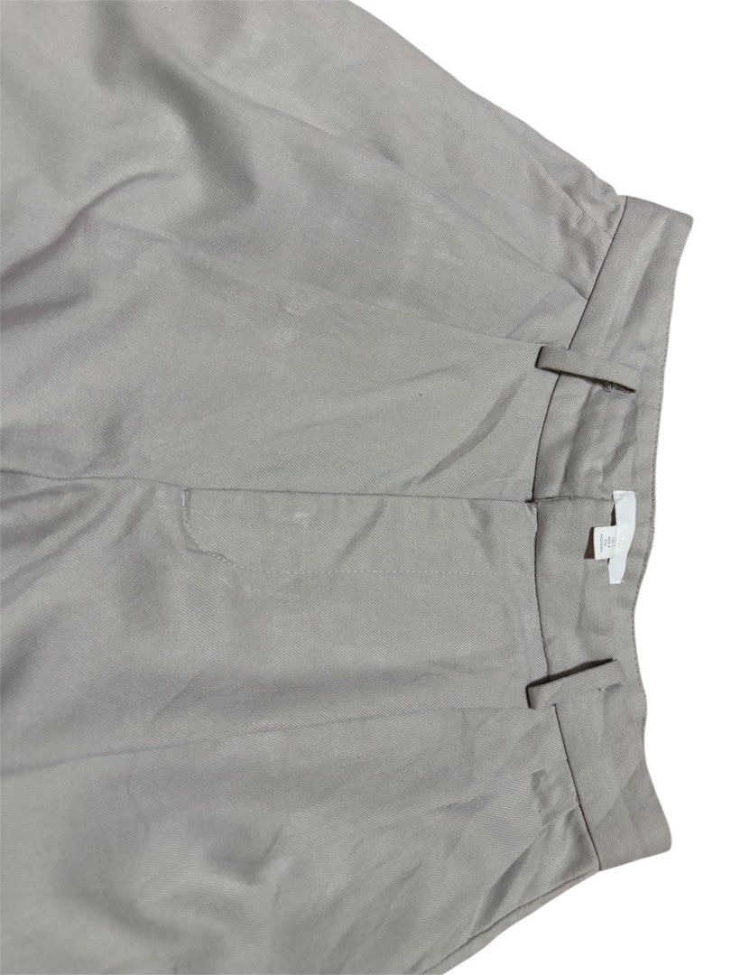 H&M Wide Leg Trousers (Category: Trousers) located in Iligan City. Submitted by thrift4dayz (Listing ID 1469242950, Image 3). Description: Size: Fits 25”-26” Almost brand new condition .