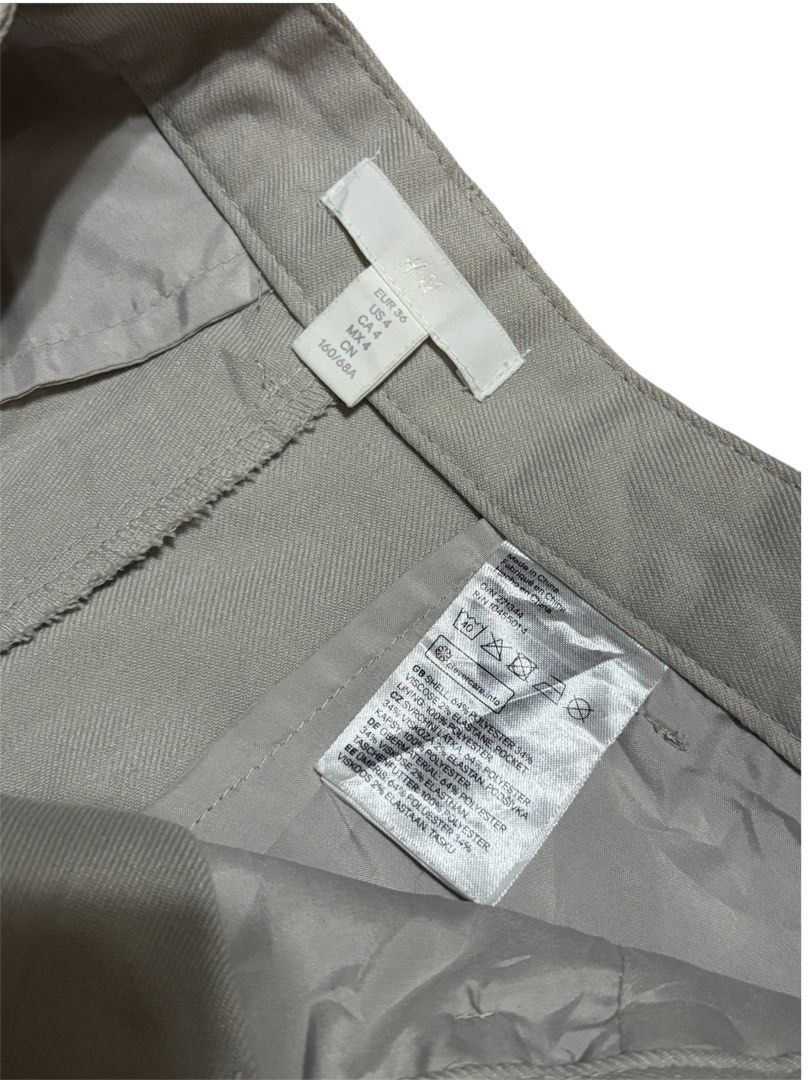 H&M Wide Leg Trousers (Category: Trousers) located in Iligan City. Submitted by thrift4dayz (Listing ID 1469242950, Image 2). Description: Size: Fits 25”-26” Almost brand new condition .