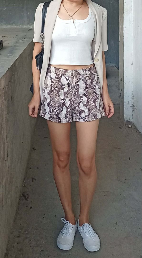 H&M Y2K short (Category: Shorts) located in Davao. Submitted by irisrazona16792 (Listing ID 1469183725, Image 2). Description: Waist 27-28 Hips 34 L 13 good as new.