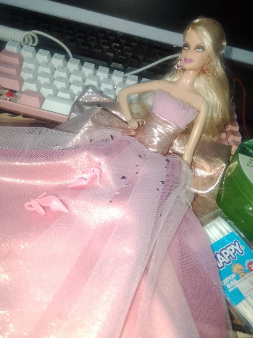 holiday barbie doll 2009 (Category: Kids Toys) located in Puerto Princesa. Submitted by bluestbanisters (Listing ID 1469314691, Image 3). Description: Flaws: Eyeshadow stains on right and left cheek, chin, and temple area. (Barely noticeable in cameras, and not that noticeable in person) COMPLETE, NO STAND NO FLAWS WITH BODY, CLOTHES, AND ACCESSORIES. MOP: GCASH MOD: JNT.