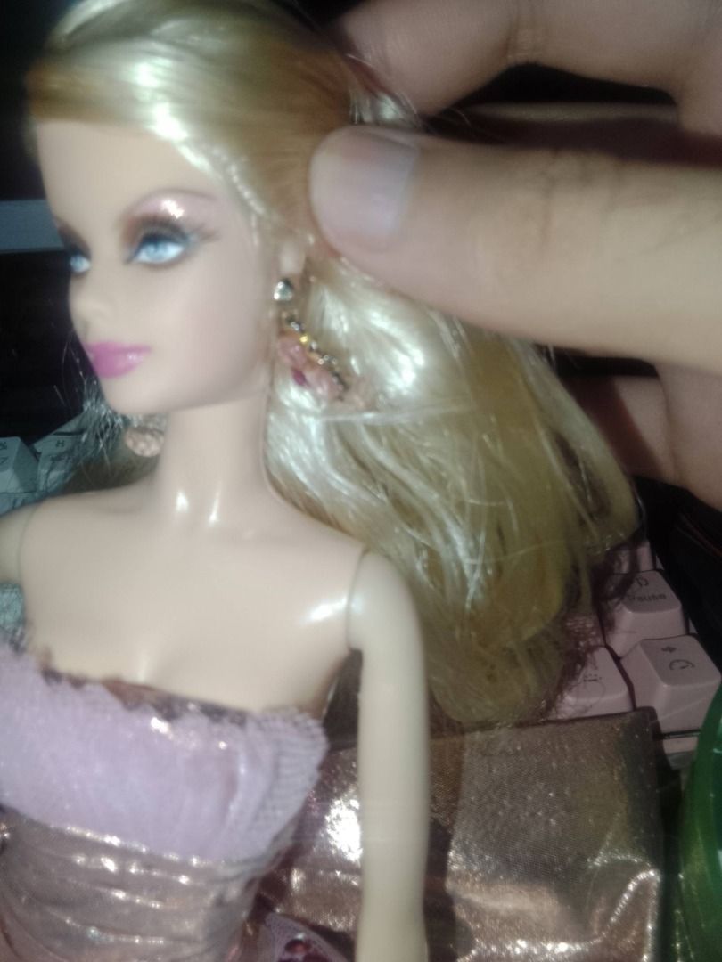 holiday barbie doll 2009 (Category: Kids Toys) located in Puerto Princesa. Submitted by bluestbanisters (Listing ID 1469314691, Image 2). Description: Flaws: Eyeshadow stains on right and left cheek, chin, and temple area. (Barely noticeable in cameras, and not that noticeable in person) COMPLETE, NO STAND NO FLAWS WITH BODY, CLOTHES, AND ACCESSORIES. MOP: GCASH MOD: JNT.