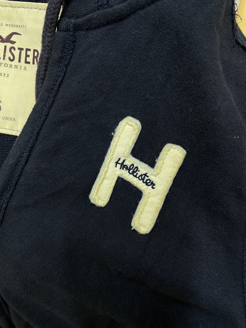 Hollister jacket (Category: Coats, Jackets and Outerwear) located in Lucena. Submitted by riyizthriftz (Listing ID 1469298739, Image 2). Description: Hollister jacket Small on tag Good condition Color rate 9/10.