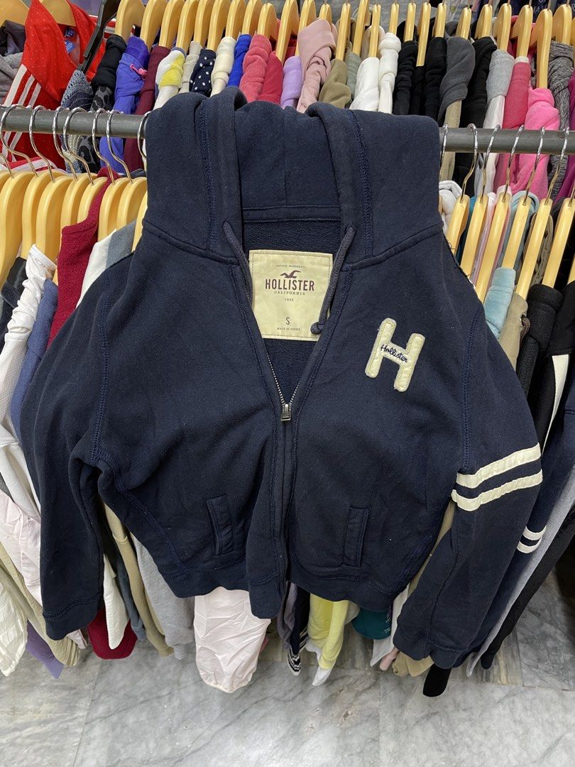 Hollister jacket (Category: Coats, Jackets and Outerwear) located in Lucena. Submitted by riyizthriftz (Listing ID 1469298739, Image 1). Description: Hollister jacket Small on tag Good condition Color rate 9/10.