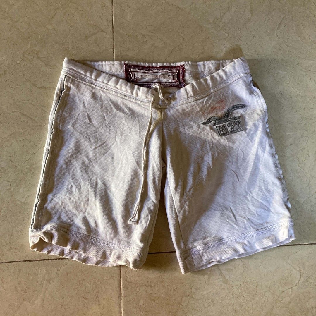 Hollister script back (Category: Shorts) located in Bulacan. Submitted by ajinn_ (Listing ID 1469366230, Image 2). Description: size xs no issue.