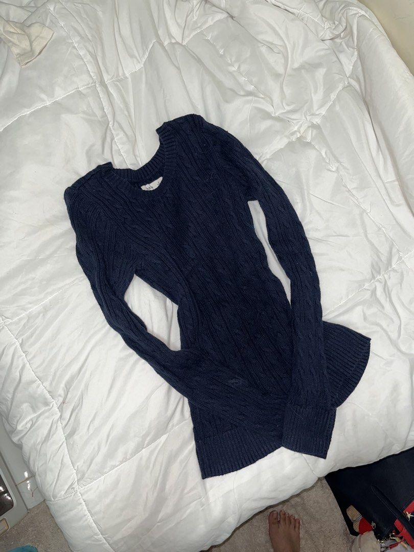 Hollister Top (Category: Longsleeves) located in Caloocan City. Submitted by weeeella (Listing ID 1469271886, Image 3). Description: Size: S-M Color: Navy Blue Little to no issue, wore a few times Bought in Hong Kong.