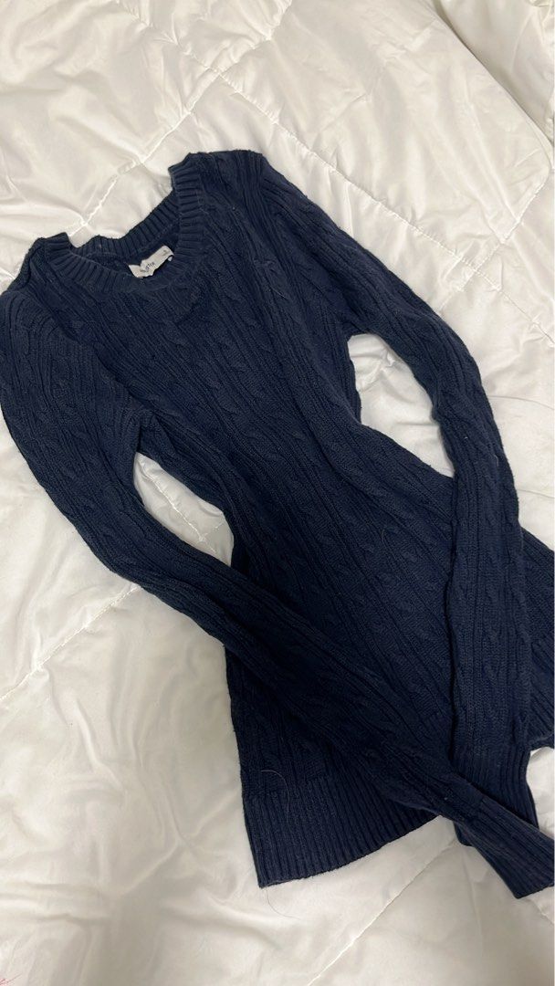 Hollister Top (Category: Longsleeves) located in Caloocan City. Submitted by weeeella (Listing ID 1469271886, Image 2). Description: Size: S-M Color: Navy Blue Little to no issue, wore a few times Bought in Hong Kong.