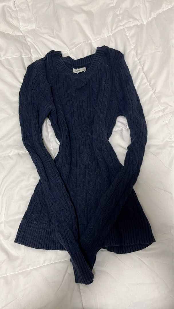 Hollister Top (Category: Longsleeves) located in Caloocan City. Submitted by weeeella (Listing ID 1469271886, Image 1). Description: Size: S-M Color: Navy Blue Little to no issue, wore a few times Bought in Hong Kong.